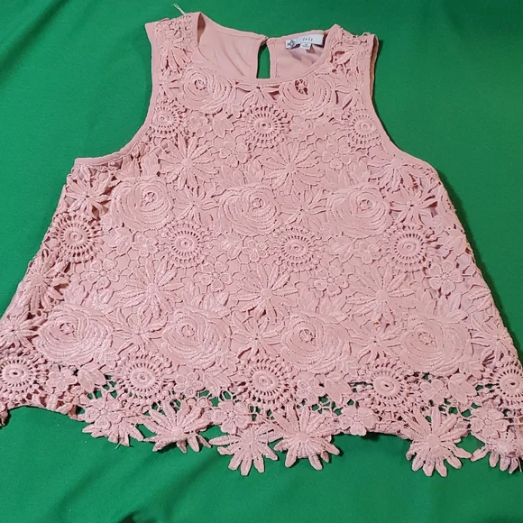 Iris size medium pink embroidered tank top - Picture 2 of 12